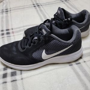 Nike Revolution 3 Unisex Running Shoes, Black/White Mens 6.5 or Womens Size 7.5